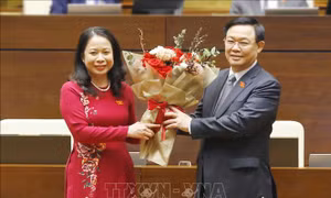 Chủ tịch Quốc hội Vương Đình Huệ tặng hoa chúc mừng Phó Chủ tịch nước Võ Thị Ánh Xuân. Ảnh: Doãn Tấn - TTXVN