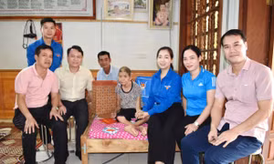 “Bữa cơm tri ân” thân tình tại nhà mẹ Đàm Thị Hội (là mẹ liệt sĩ) thôn Chi Thiết, xã Chi Thiết huyện Sơn Dương, Tuyên Quang. Ảnh: Thu Huyền
