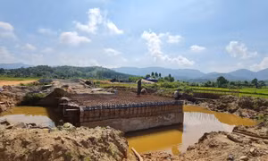 Dự án bờ kè chống sạt lở khu vực trước trụ sở UBND xã Đông Hòa Hiệp, huyện Cái Bè, tỉnh Tiền Giang được giải ngân từ vốn đầu tư công đang được gấp rút thi công hoàn thiện trước mùa mưa lũ. Ảnh: Lâm Nguyên - TTXVN