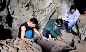 Đào khảo sát hang Thẳm Un 2. Ảnh: TTXVN phát