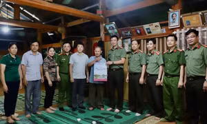 Đại tá Phạm Kim Đĩnh, Bí thư Đảng ủy, Giám đốc Công an tỉnh Tuyên Quang và các đồng chí lãnh đạo Công an tỉnh Tuyên Quang thăm, tặng quà cho gia đình ông Dương Văn Khang, là thương binh ở thôn Bản Cuôn, xã Yên Hoa, huyện Na Hang, tỉnh Tuyên Quang. Ảnh: Th
