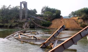 Nghệ An: Cầu treo dài hơn 160 m bất ngờ đổ sập