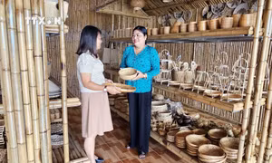 Chị Trương Thị Bạch Thủy đưa sản phẩm làng nghề truyền thống bay xa