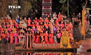 850 hội viên phụ nữ Kon Tum khoe dáng với áo dài thổ cẩm