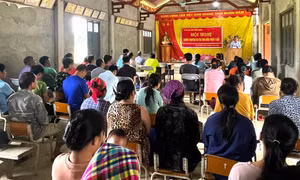 Hội nghị tuyên truyền và phổ biến pháp luật cho người dân xã Khau Tinh, huyện Na Hang, tỉnh Tuyên Quang. Ảnh: Quang Cường
