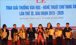 Ban Tổ chức trao giải cho các tác giả đoạt Giải A. Ảnh: Anh Dũng - TTXVN