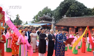 Dâng hoa thủy tiên - nét đẹp văn hóa đầu Xuân tại Văn miếu Mao Điền