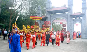 Lễ hội truyền thống động Hoa Lư thu hút người dân và du khách