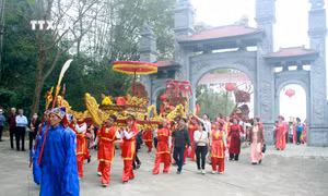 Lễ hội truyền thống động Hoa Lư thu hút người dân và du khách