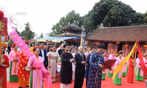 Dâng hoa thủy tiên - nét đẹp văn hóa đầu Xuân tại Văn miếu Mao Điền