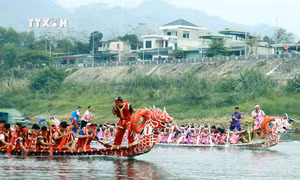 Sôi nổi hội đua thuyền truyền thống trên sông Lô Xuân Giáp Thìn