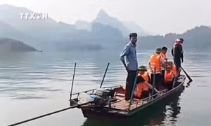 Khẩn trương tìm kiếm hai người mất tích do lật thuyền ở Sìn Hồ