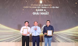 2 Giải nhất bảng A được trao cho tác giả Nguyễn Trọng Hưng (ngoài cùng bên phải) với tác phẩm văn xuôi “Ông bảo vệ già nơi nhà xuất bản” và tác giả Trần Hoàng Tiến (ngoài cùng bên trái) với ca khúc “Trang sách quê hương”. Ảnh: Thanh Tùng