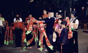 Mặc dù đã 89 tuổi nhưng Nghệ nhân Lò Văn Biến vẫn luôn hết mình truyền dạy xòe Thái cho các thế hệ trẻ với mong muốn bảo tồn và phát huy di sản nghệ thuật. Ảnh: TTXVN phát