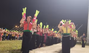 Phát vé miễn phí cho nhân dân và du khách tham dự Lễ đón nhận Bằng của UNESCO ghi danh "Nghệ thuật xòe Thái” tại Yên Bái