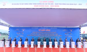 Thủ tướng Phạm Minh Chính và các đại biểu bộ, ngành, địa phương thực hiện nghi thức khởi công dự án đường bộ cao tốc Bắc-Nam phía Đông đoạn Quảng Ngãi-Hoài Nhơn. Ảnh: Dương Giang-TTXVN