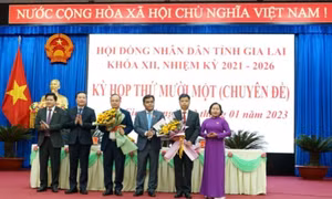 Hội đồng nhân dân tỉnh Gia Lai chúc mừng 2 Phó chủ tịch mới của tỉnh Gia Lai. Ảnh: TTXVN phát