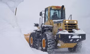 Máy xúc vận chuyển tuyết từ khu nghỉ dưỡng suối nước nóng Sukayu Onsen ở Aomori (Nhật Bản), nơi đang thử nghiệm sản xuất điện từ tuyết. Ảnh: nikkei.com