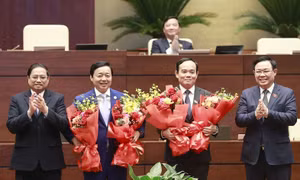 Thủ tướng Phạm Minh Chính và Chủ tịch Quốc hội Vương Đình Huệ tặng hoa chúc mừng Phó Thủ tướng Trần Hồng Hà và Phó Thủ tướng Trần Lưu Quang . Ảnh: Doãn Tấn - TTXVN