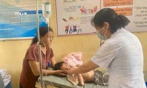 Tìm thấy cháu bé sau 4 ngày lạc trong rừng ở Yên Bái