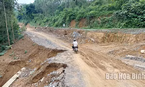 Người dân vùng cao Hòa Bình khó khăn vì con đường chậm tiến độ