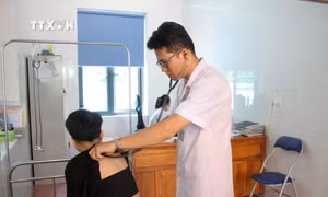 Bác sĩ trẻ "bỏ phố về rừng" hỗ trợ đồng bào vùng cao Nghệ An