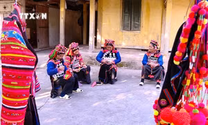 Nét đẹp văn hóa trong trang phục của phụ nữ Hà Nhì