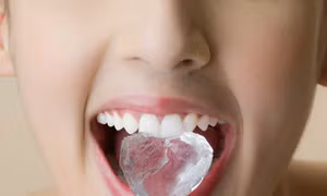Hệ lụy sức khỏe từ thói quen nhai đá