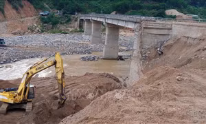 Cầu Khỉ được triển khai sửa chữa, dự kiến hoàn thành trước mùa mưa năm nay. Ảnh: Đoàn Hữu Trung-TTXVN