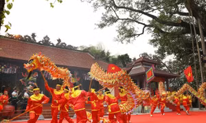 Màn múa rồng tại lễ hội Thành Bản Phủ. Ảnh: Trung Kiên - TTXVN