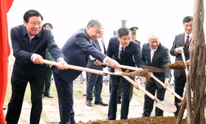Tổng Bí thư Tô Lâm và đoàn công tác Trung ương dự Lễ phát động “Tết trồng cây đời đời nhớ ơn Bác Hồ” xuân Ất Tỵ 2025. Ảnh: Thống Nhất - TTXVN