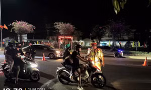 Lực lượng cảnh sát giao thông thực hiện tuần tra, kiểm soát bảo đảm an toàn giao thông cho người dân đi lại, vui xuân, đón Tết trên tuyến Quốc lộ 14, tỉnh Bình Phước. Ảnh: TTXVN phát