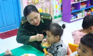 Thiếu tá Hồ Thị Thúy An 'thắp lửa' yêu thương nơi biên giới