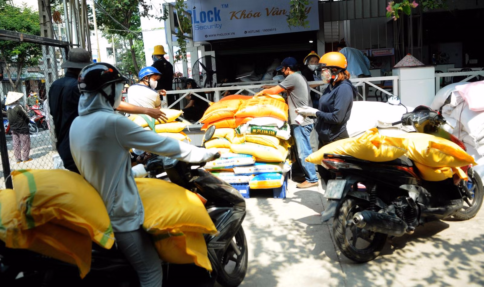 Mỗi ngày có rất nhiều người dân chở gạo đến "ATM gạo" của anh Hoàng Tuấn Anh để cùng anh giúp đỡ những người có hoàn cảnh khó khăn trong mùa dịch bệnh COVID-19 vừa qua.