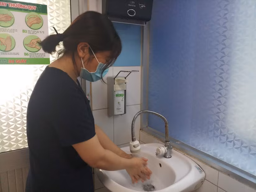 Bác sĩ Lê Dư Thanh Xuân, Khoa Cấp cứu Hồi sức tích cực chống độc người lớn là người gắn bó và chia sẻ với bệnh nhân phi công nhiều nhất. Ảnh: Đan Phương