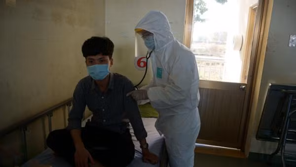 Bên trong khu cách ly tập trung, người cách ly được khám và đo nhiệt độ hàng ngày để bác sỹ nắm và theo dõi tình hình sức khỏe.