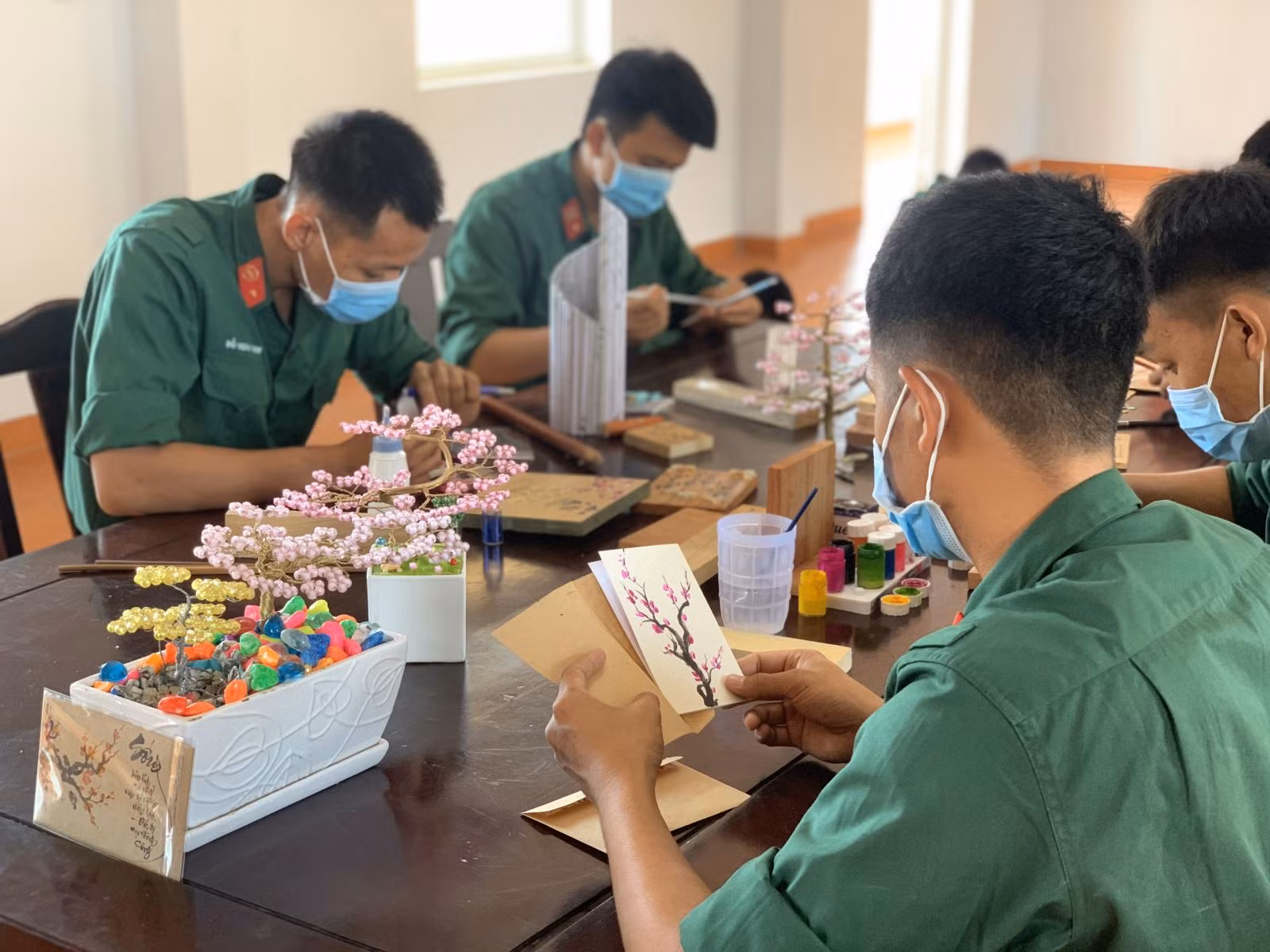 Các chiến sỹ của Sư đoàn 317 làm những món quà nhỏ để tặng cho những người đã hoàn thành thời gian cách ly tập trung như lời gửi gắm tình cảm "tình quân dân như cá với nước".