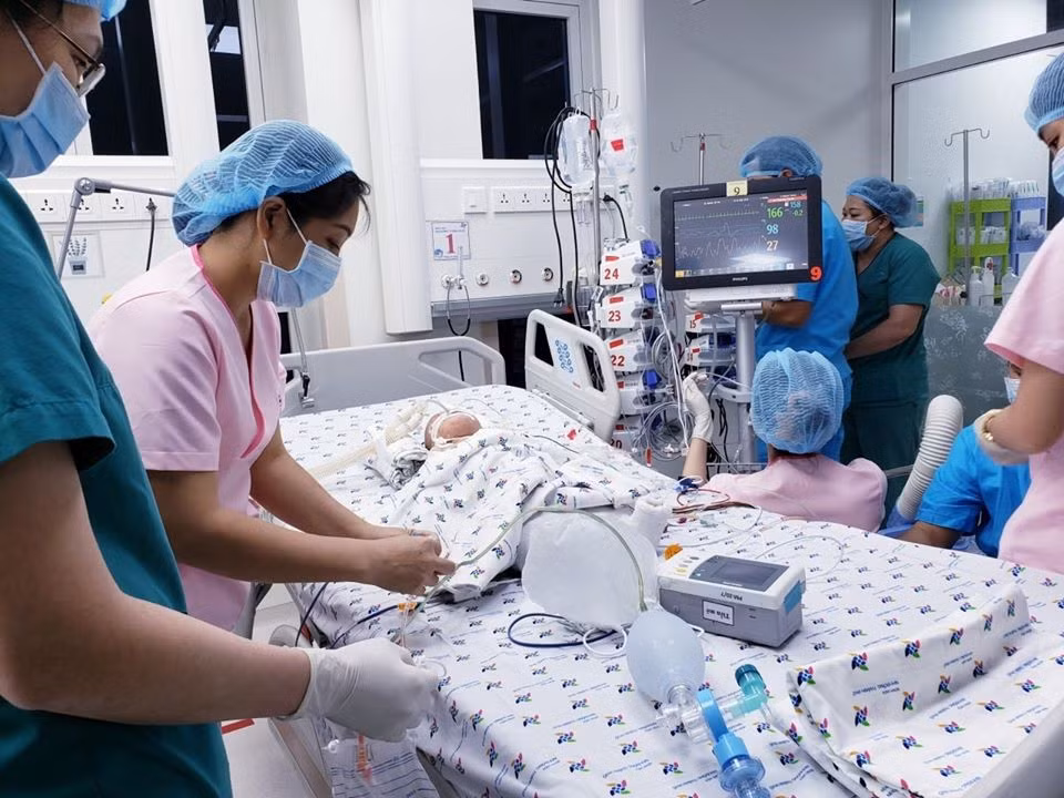 Sau khi được tách rời, bé Diệu Nhi ở lại phòng mổ cũ, bé Trúc Nhi được chuyển sang phòng mổ kế bên. Diệu Nhi được giữ lại hậu môn thật và ½ đại tràng trái, Trúc Nhi được giữ lại đoạn hồi tràng chung, van hồi manh tràng và ½ đại tràng phải. Ảnh: BV Nhi đồng Thành phố cung cấp