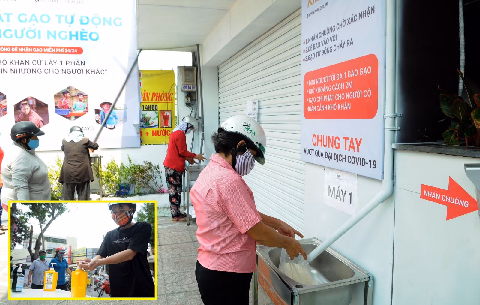 Trong mùa dịch bệnh, người nhận gạo nghiêm chỉnh chấp hành giữ khoảng cách an toàn và xịt khử khuẩn tay.
