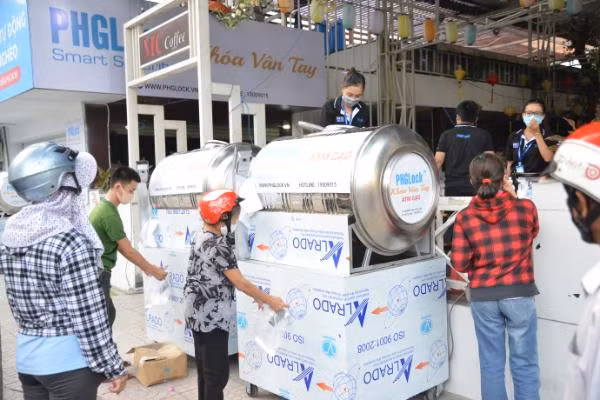 Người dân xếp hàng chờ nhận gạo tại các điểm phát gạo miễn phí từ "ATM gạo" tại các tỉnh, thành cả nước.