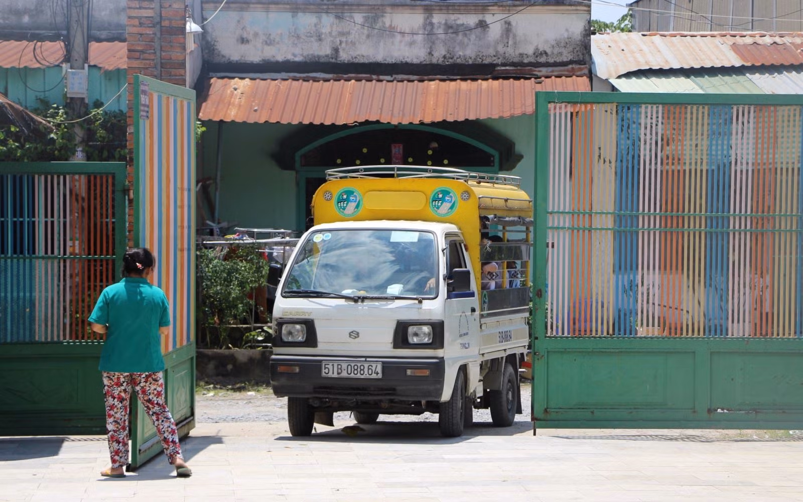 Mỗi ngày ông Hiệp phải đi và về bốn lần để chở các bé lớn đi học tiểu học.
