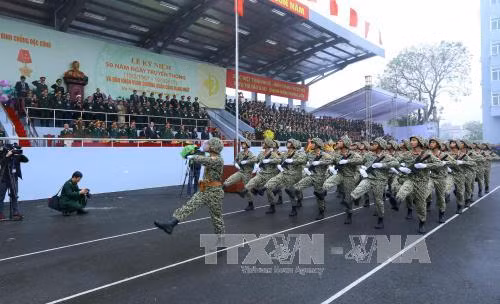 Đặc công Việt Nam nhào lộn, dùng cổ ấn cong mũi giáo ảnh 8