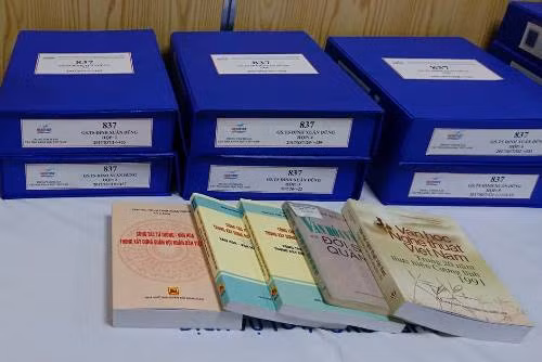 GS.TS Đại tá Đinh Xuân Dũng trao tặng sưu tập tài liệu cá nhân ảnh 2