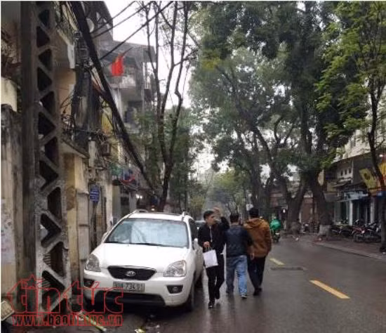 Vỉa hè chật hẹp, người dân thong thả đi... dưới lòng đường ảnh 9