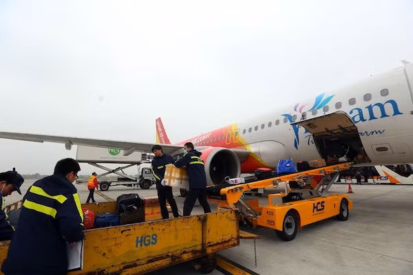 Những ‘chú ong thợ’ thầm lặng sau mỗi chuyến bay ảnh 3