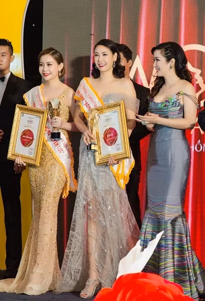 Hà Kiều Anh đẹp tựa nữ thần với váy dạ hội xuyên thấu ảnh 5
