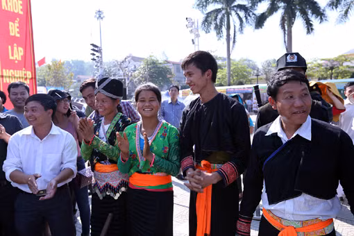 Độc đáo thi giã bánh dày ảnh 8