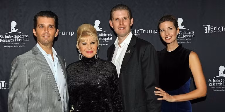 Vợ cũ ông Trump ra sách 'Nuôi dạy con Trump' ảnh 1