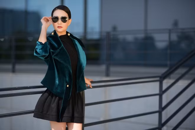 Hoa hậu Sương Đặng diện mốt không tuổi với váy ngắn cá tính ảnh 4