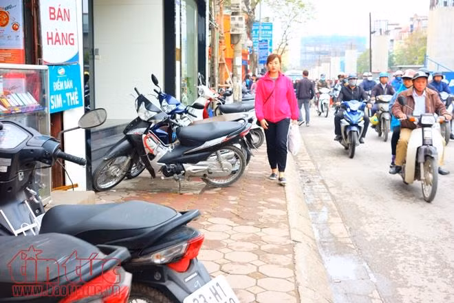 Buổi sáng giải toả thì trật tự, gần trưa vỉa hè Hà Nội lại có 'trật tự riêng' ảnh 8